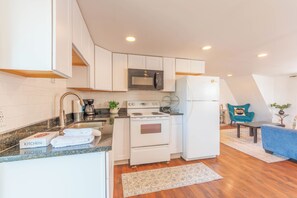 Kylskåp, mikrovågsugn, ugn och spishäll