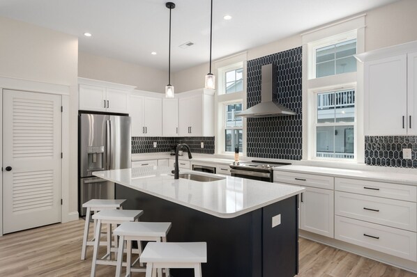 Refrigerador, microondas, horno, placa de cocina