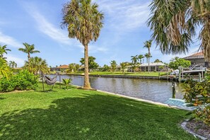 Property grounds - Gulf Access, Dock, Fish Station, Kayaks, Heated Pool - Villa Palm Tree Paradise - Roelens (Cape Coral)