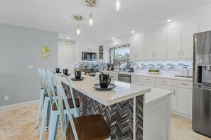 Fridge, microwave, oven, stovetop - Gulf Access, Dock, Fish Station, Kayaks, Heated Pool - Villa Palm Tree Paradise - Roelens (Cape Coral)