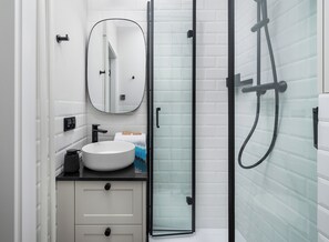 Dusche, kostenlose Toilettenartikel, Haartrockner, Handtücher