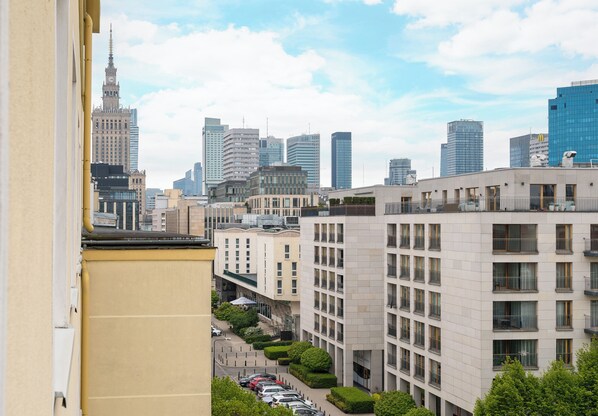 Stadsgezicht met moderne gebouwen, een opvallende klokkentoren en een heldere lucht.