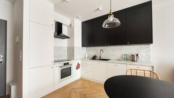 Fridge, oven, stovetop, dishwasher