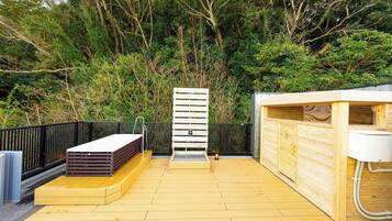 Bañera de hidromasaje al aire libre