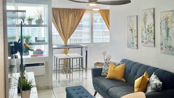 Smart TV, table tennis