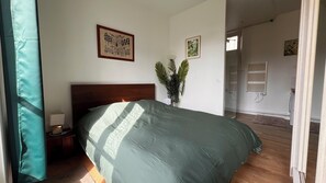 2 bedrooms, desk, iron/ironing board, travel cot