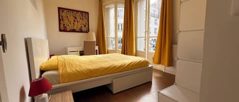 2 室のベッドルーム、デスク、アイロン / アイロン台、旅行用ベビーベッド