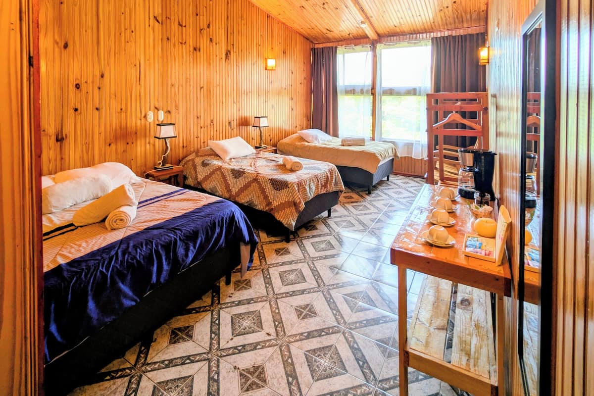 Comfort-Vierbettzimmer, Bergblick | Allergikerbettwaren, Daunenbettdecken, Minibar, Bügeleisen/Bügelbrett
