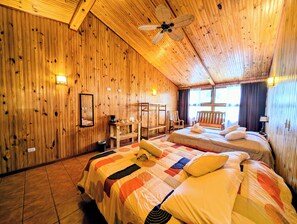 Superior-Vierbettzimmer, Gartenblick | Allergikerbettwaren, Daunenbettdecken, Minibar, Bügeleisen/Bügelbrett