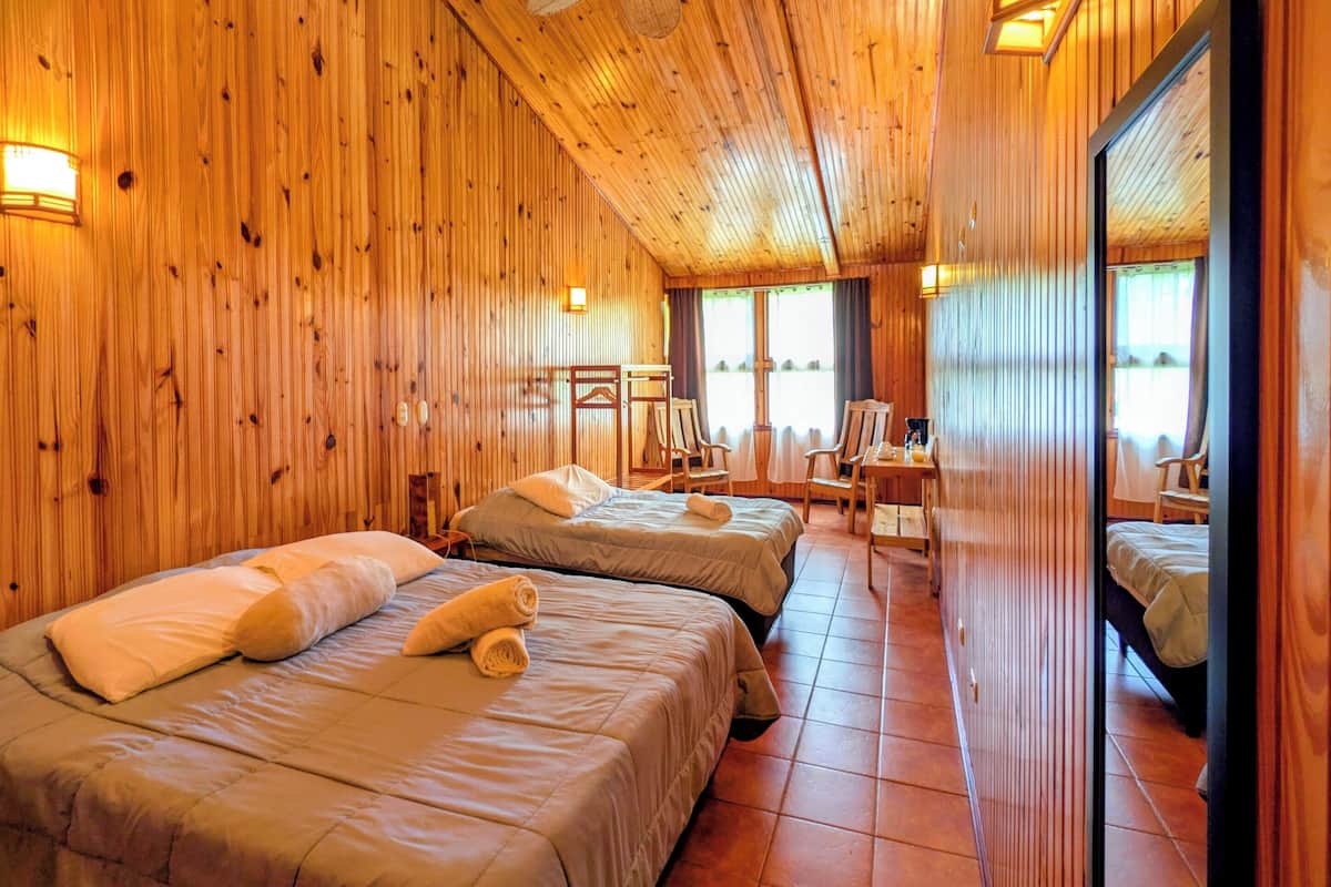 Comfort-Dreibettzimmer, Gartenblick | Allergikerbettwaren, Daunenbettdecken, Minibar, Bügeleisen/Bügelbrett