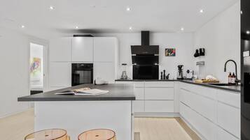 Réfrigérateur, lave-vaisselle, cafetiÚre/bouilloire