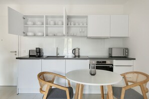 Jääkaappi, mikroaaltouuni, uuni, liesi