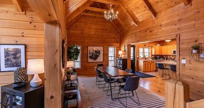 The Mountainbriar Lodge - Beautiful 4 bedroom home with hot tub on Beech Mtn