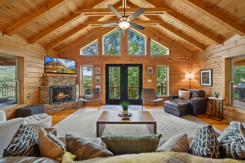 The Mountainbriar Lodge - Beautiful 4 bedroom home with hot tub on Beech Mtn