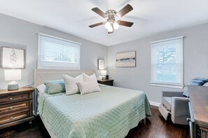 4 chambres, bureau, fer et planche à repasser, lit parapluie