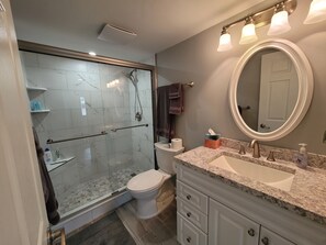 Dusj, hårføner og håndklær