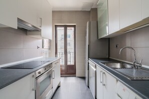 Geladeira, micro-ondas, fogão, cooktop