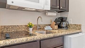 Réfrigérateur, micro-ondes, plaque de cuisson, cafetière/bouilloire