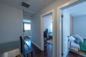 3 Schlafzimmer, Schreibtisch, Bügeleisen/Bügelbrett, WLAN