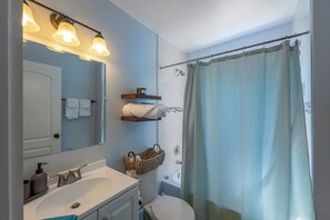 Haartrockner, Handtücher, Seife, Shampoo