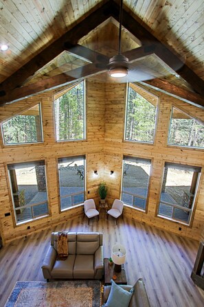 Smart-tv, dvd-spelare, bordsfotboll och böcker