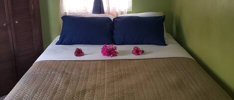 2 soverom, strykejern/-brett, reiseseng for barn og wi-fi