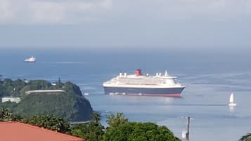 Näkymä rannalle/valtamerelle