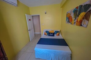 2 bedrooms, iron/ironing board, travel crib, WiFi - SK Safe Haven#2 (castries)