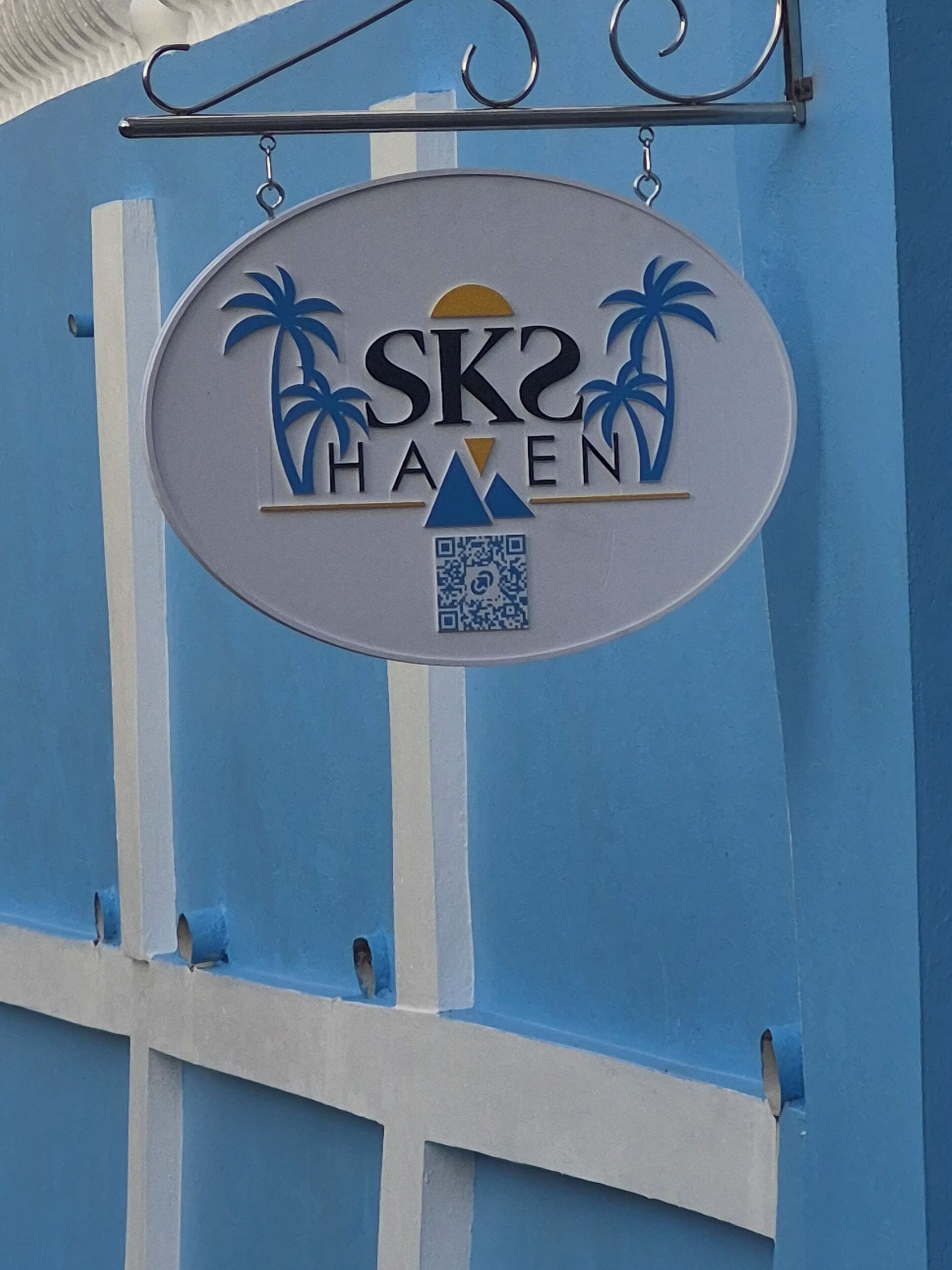 Un letrero con 'SK2 HAVEN' y un código QR.