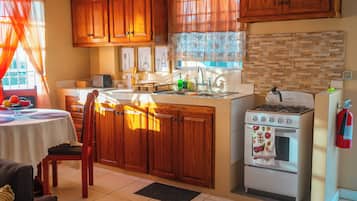 Kylskåp, mikrovågsugn, ugn och spishäll