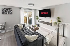 Smart TV, books, stereo - Central Luxury 4 Bed Home with A/C | Fast wifi | Rainfall showers | BBQ (Calgary)