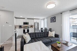 Smart TV, books, stereo - Central Luxury 4 Bed Home with A/C | Fast wifi | Rainfall showers | BBQ (Calgary)