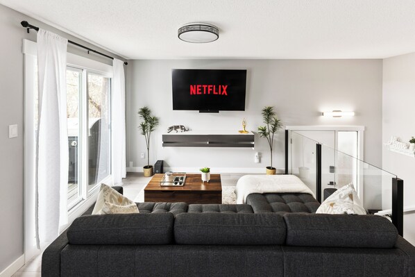 4 bedrooms, desk, iron/ironing board, travel crib - Central Luxury 4 Bed Home with A/C | Fast wifi | Rainfall showers | BBQ (Calgary)