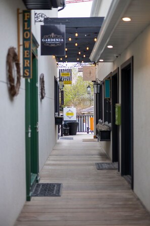 Exterior detail - Central Luxury 4 Bed Home with A/C | Fast wifi | Rainfall showers | BBQ (Calgary)