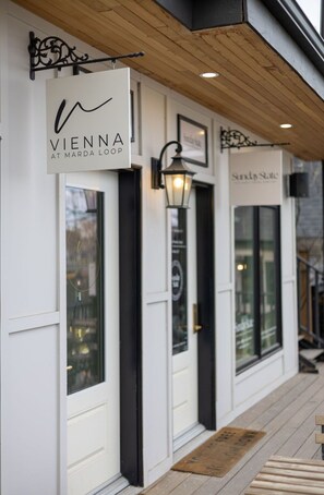 Exterior detail - Central Luxury 4 Bed Home with A/C | Fast wifi | Rainfall showers | BBQ (Calgary)