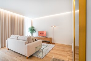 TV - GuestReady - Contemporary Elegant Home in Porto (Porto)