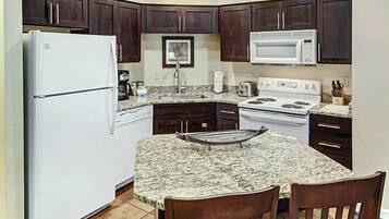 Refrigerador, microondas, parrilla de estufa y cafetera y tetera