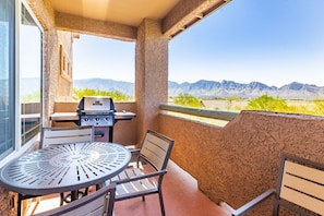 Outdoor dining - Oro Valley | Group Sonoran Retreat | Pool + Hot Tub | 3BR Sleeps 6 (Oro Valley)