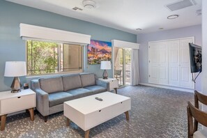 Televisión y chimenea 