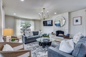 Smart TV, futbolito, libros