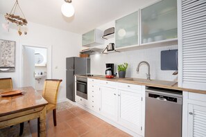 Refrigerador, horno, parrilla de estufa y lavavajillas 