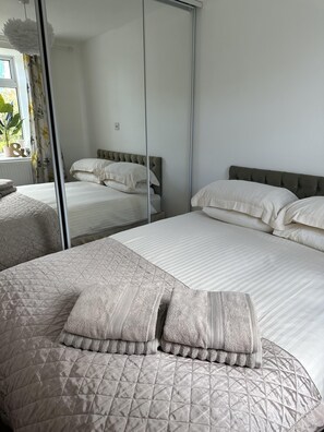 2 bedrooms, iron/ironing board, travel crib, WiFi - Trees Dale Lodge in Hayle (Hayle)