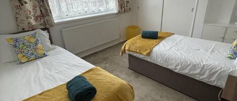 3 عدّة غرف نوم ومكواة/لوح كي وواي فاي وملاءات أسرّة