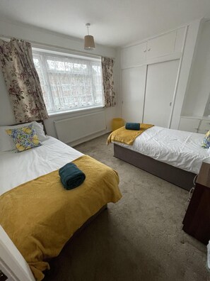 3 bedrooms, iron/ironing board, WiFi, bed sheets - 3Bed House, Sleeps 6 near Luton Airport w/ Parking (Luton)