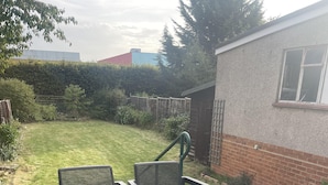 Terrace/patio - 3Bed House, Sleeps 6 near Luton Airport w/ Parking (Luton)