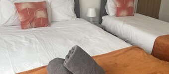 3Bed House, Sleeps 6 near Luton Airport w/ Parking