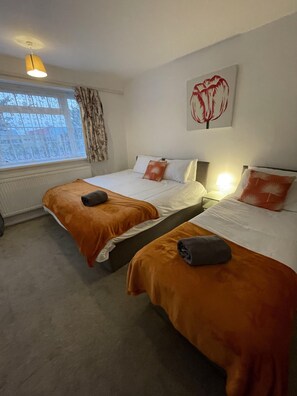 3 bedrooms, iron/ironing board, WiFi, bed sheets - 3Bed House, Sleeps 6 near Luton Airport w/ Parking (Luton)