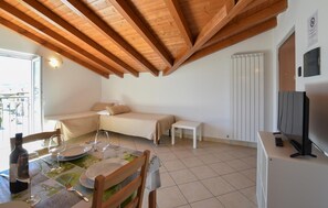1 habitación, tabla de planchar con plancha, wifi gratis y ropa de cama 