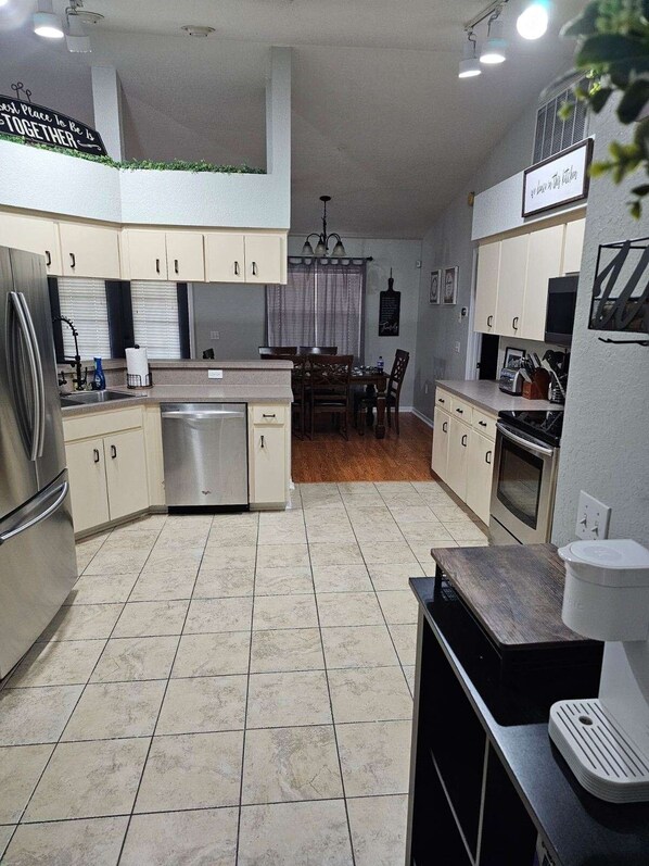 Fridge, microwave, oven, stovetop - Beautiful house with game room (Lakeland)