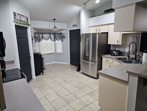 Fridge, microwave, oven, stovetop - Beautiful house with game room (Lakeland)